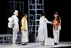 青年劇場「行きたい場所をどうぞ」の舞台より