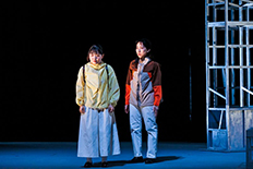 青年劇場「行きたい場所をどうぞ」の舞台より